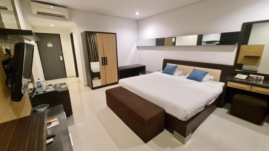 Hotel Cemerlang Bandung Buitenkant foto