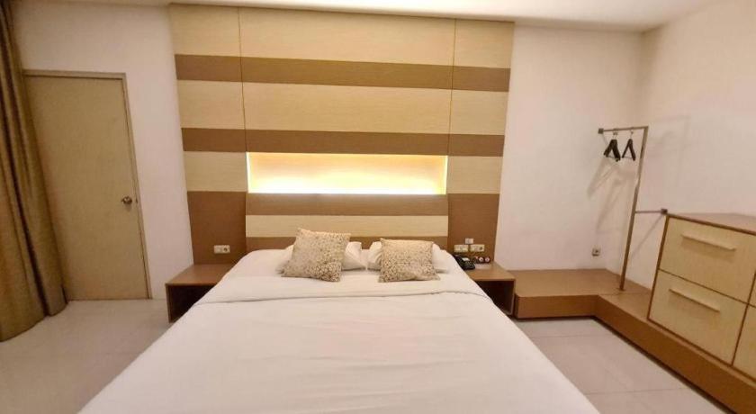 Hotel Cemerlang Bandung Buitenkant foto